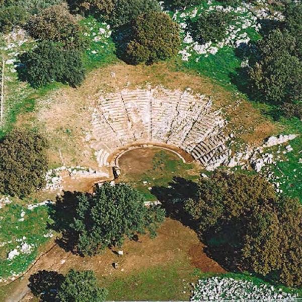 Αρχαίο θέατρο Οινιαδών